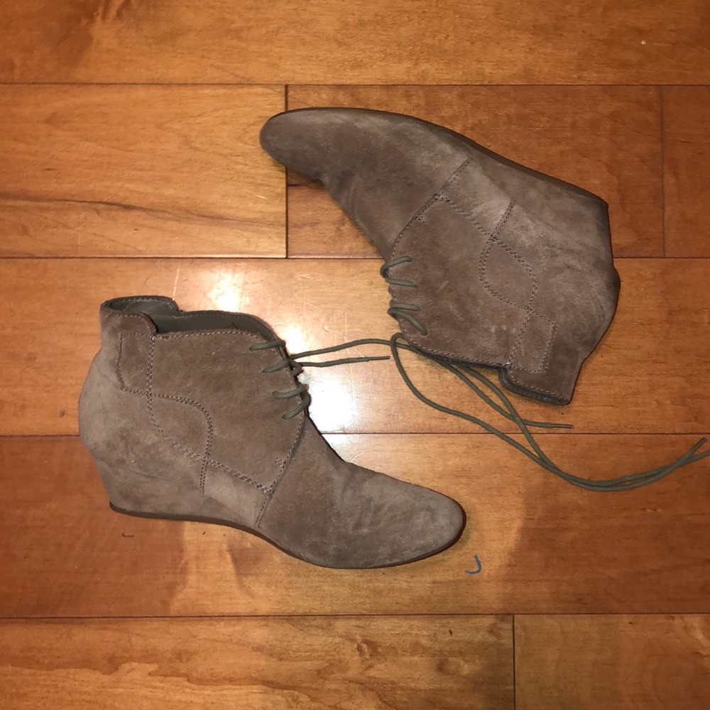 tan laced shoes